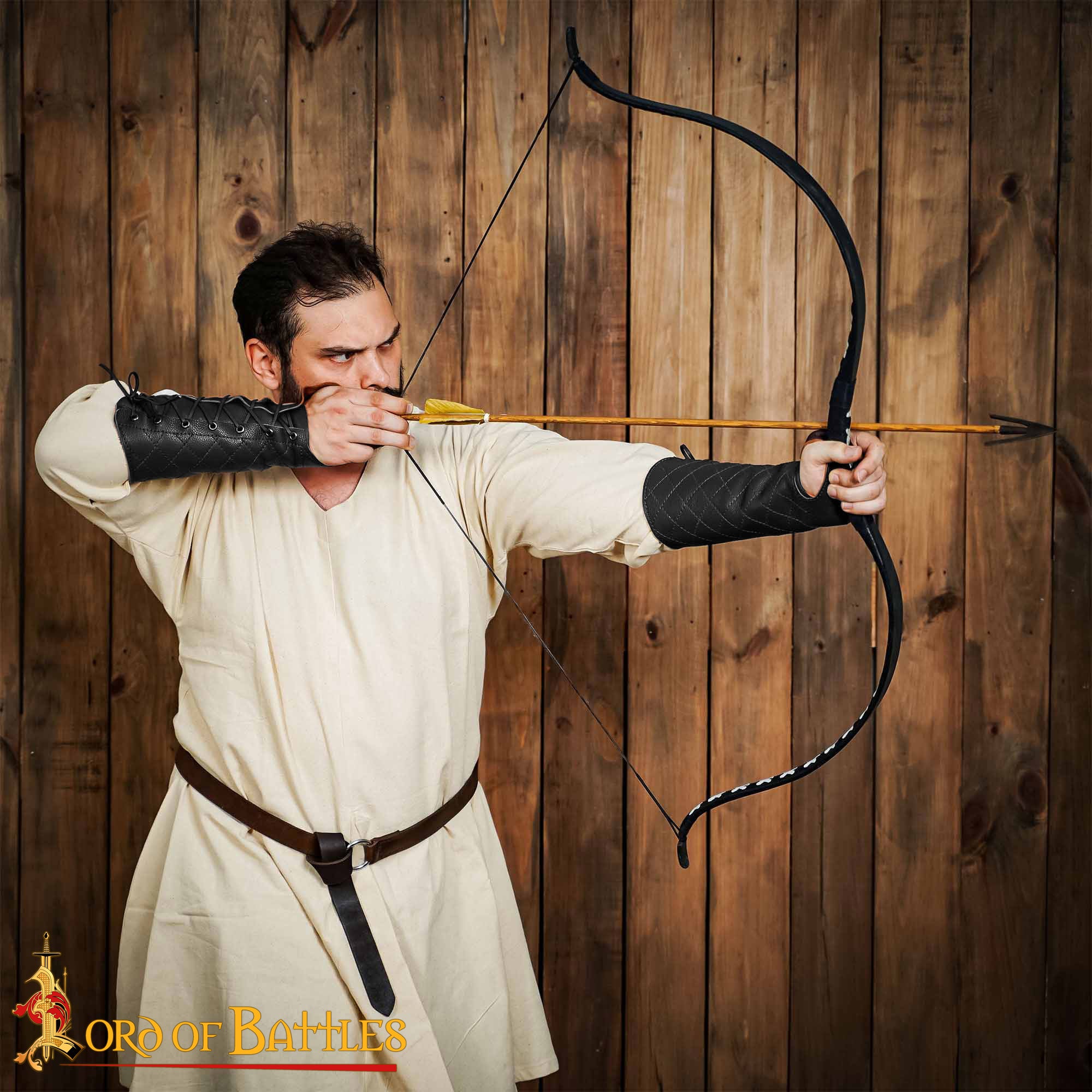 Imagen única de: Brazal de cuero acolchado con protector de pulgar para arquería y LARP