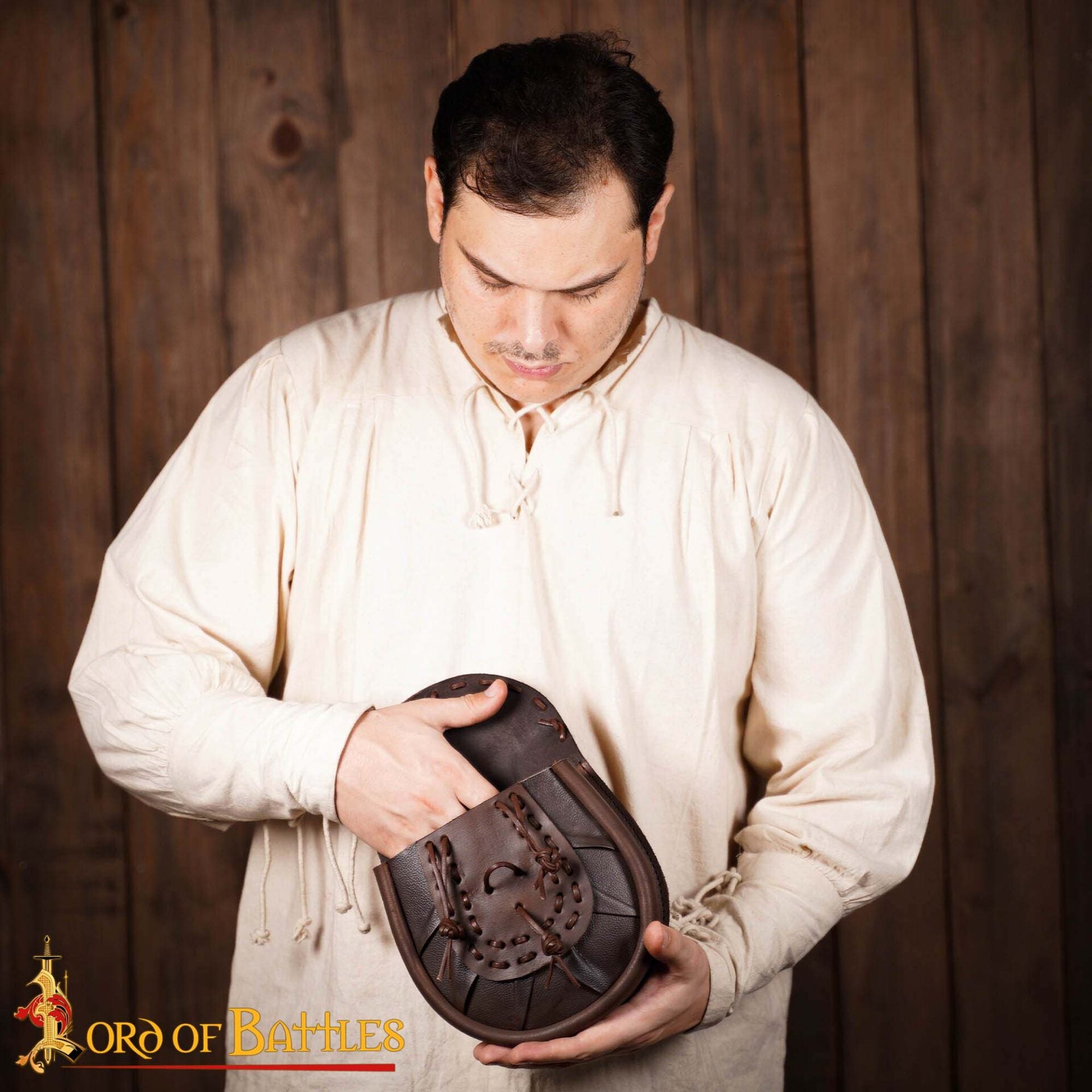 Imagen única de: Riñonera Medieval de Cuero Sporran con Borlas Anudadas - Bolsa Marrón