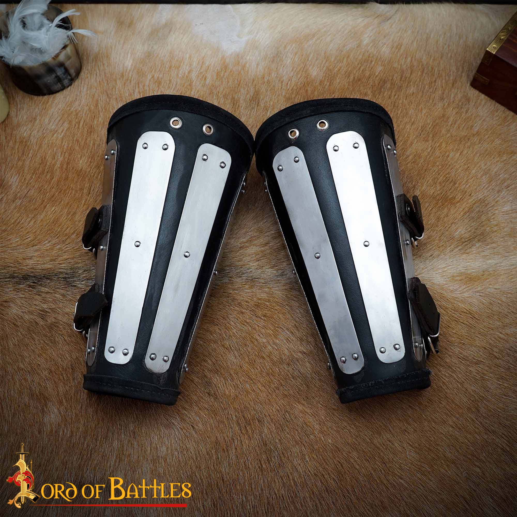 Vambreras medievales de cuero con placas de acero, ajustables