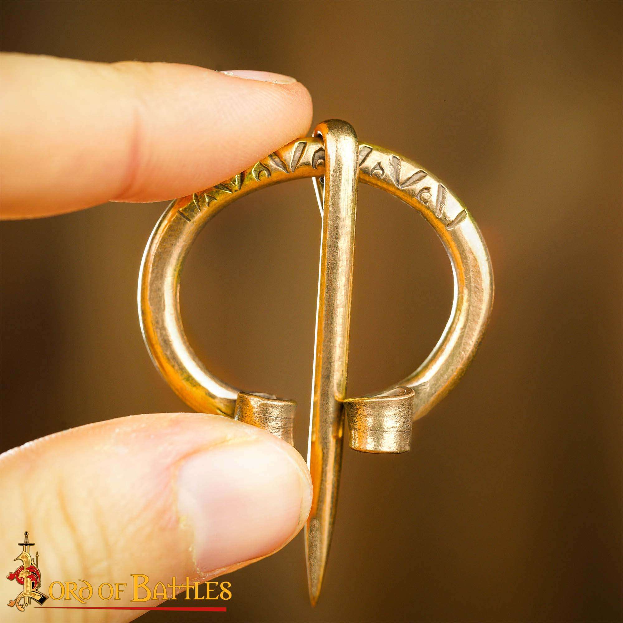 Broche penannular de latón para capa — punta redonda - imagen 4