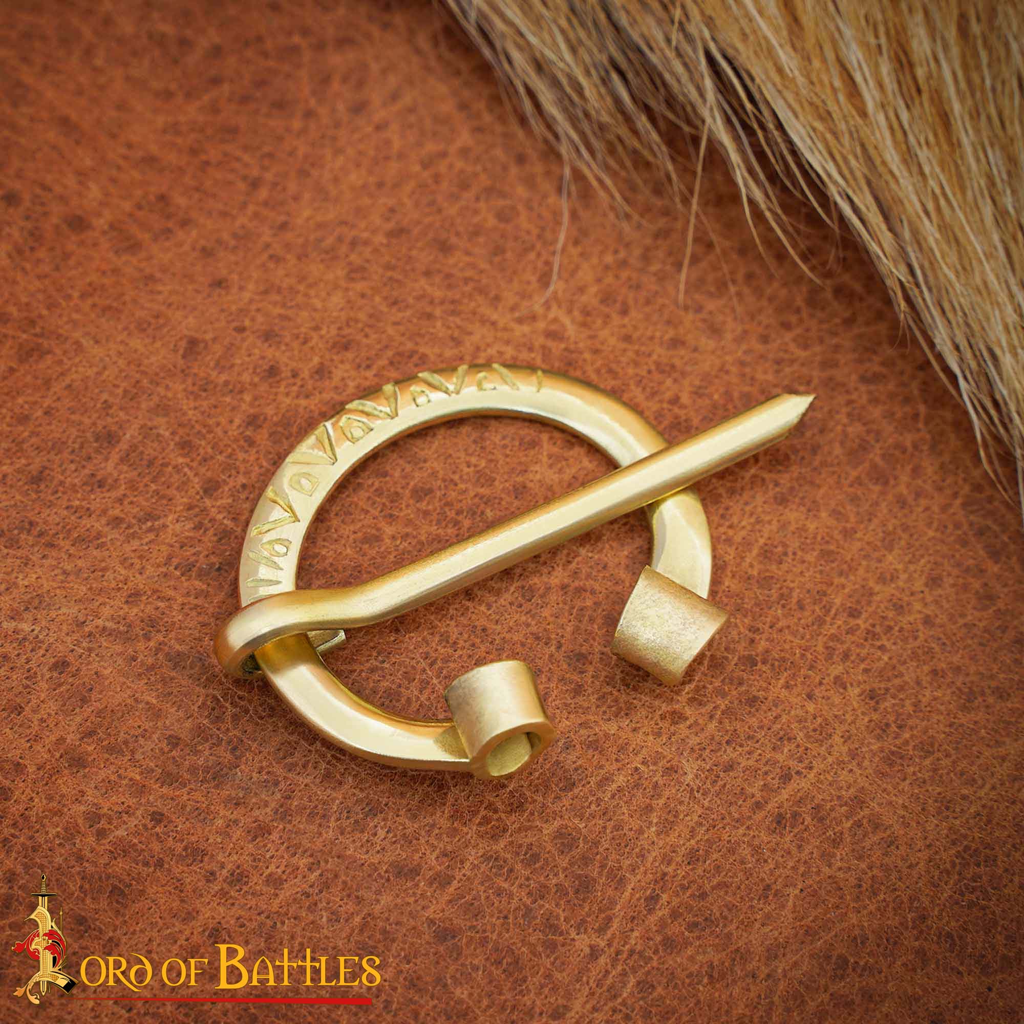 Broche penannular de latón para capa - estilos medievales - imagen 3