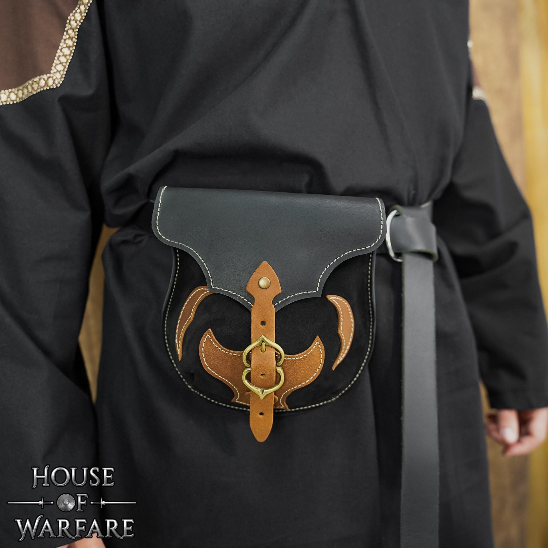 Imagen única de: Riñonera Medieval Artesanal de Cuero con Hebilla de Latón y Apliques Marrones