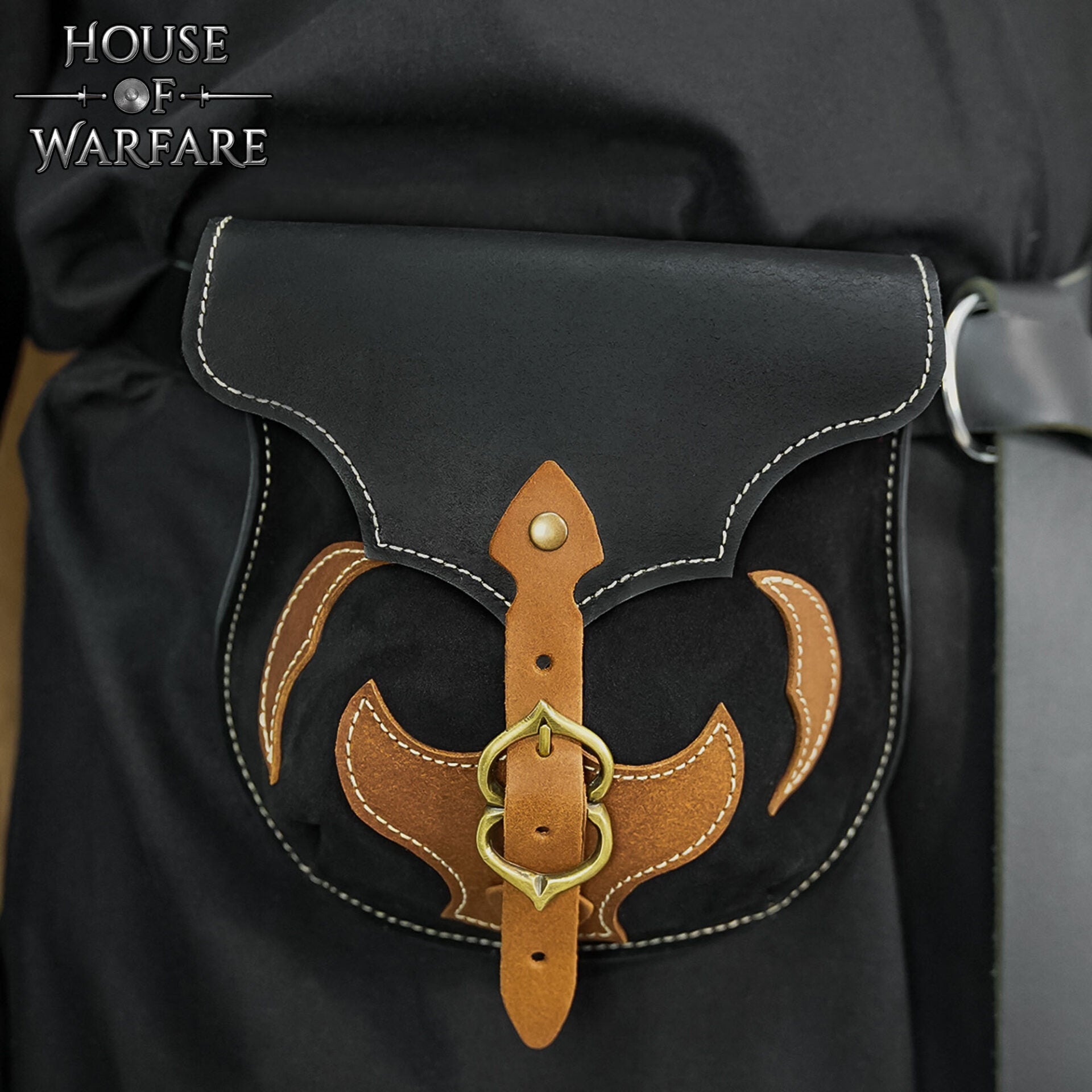 Imagen única de: Riñonera Medieval Artesanal de Cuero con Hebilla de Latón y Apliques Marrones