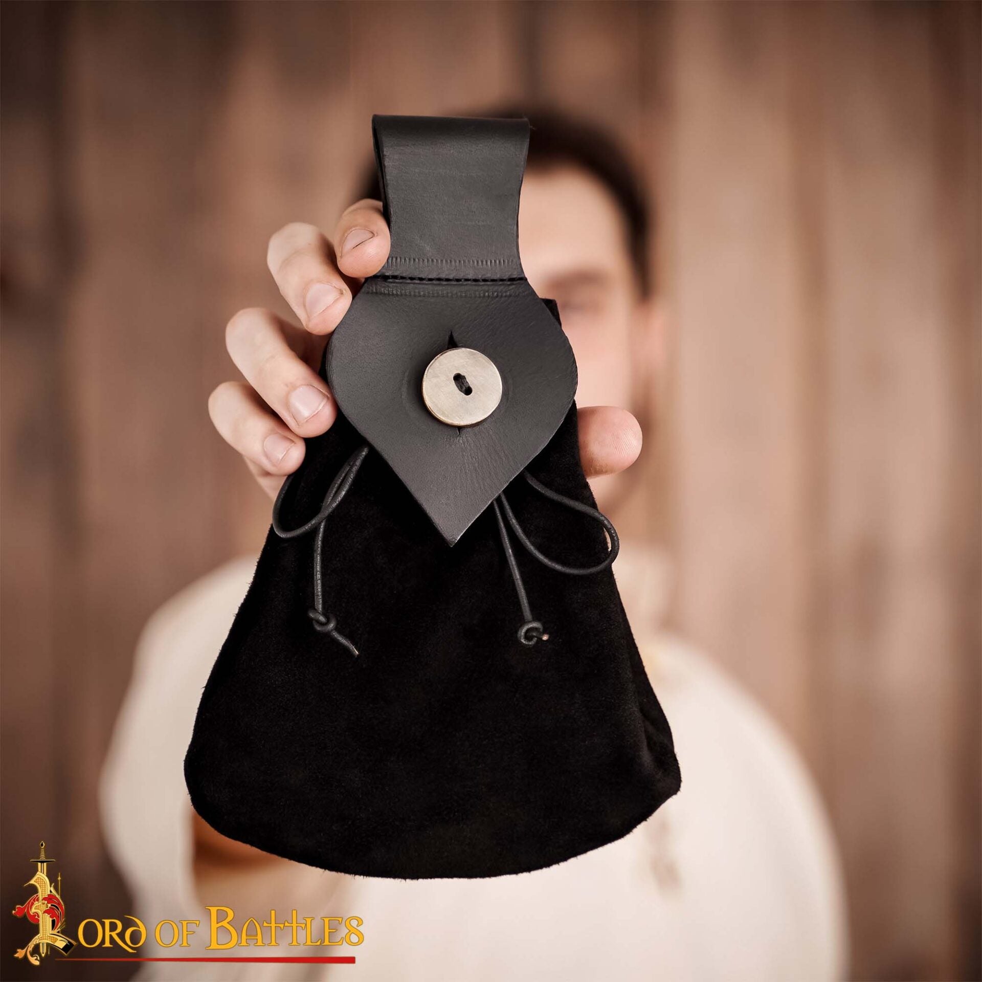 Bolsa de cinturón medieval en cuero y ante con botón de cuerno