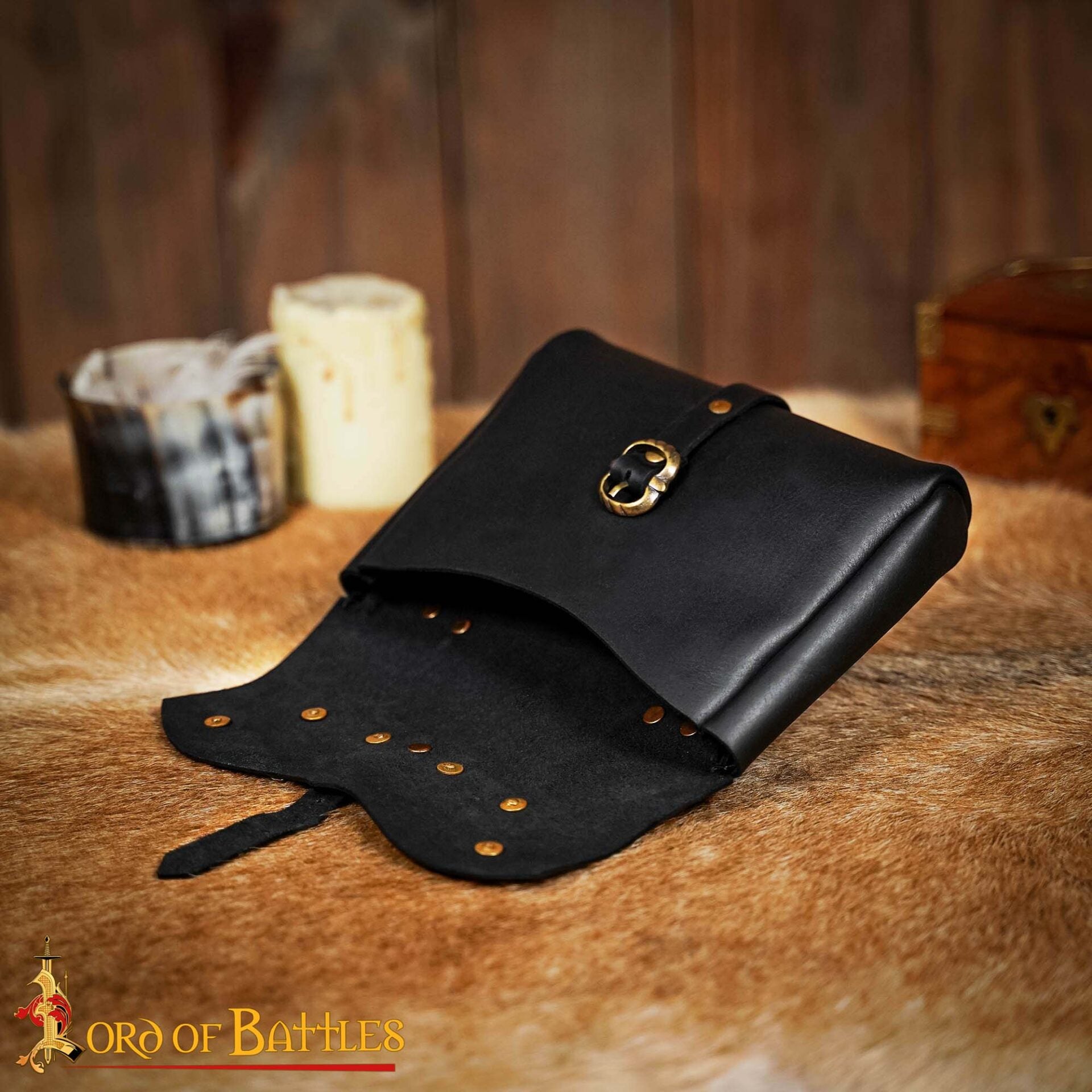 Imagen única de: Bolsa de cinturón medieval de cuero con adornos de latón