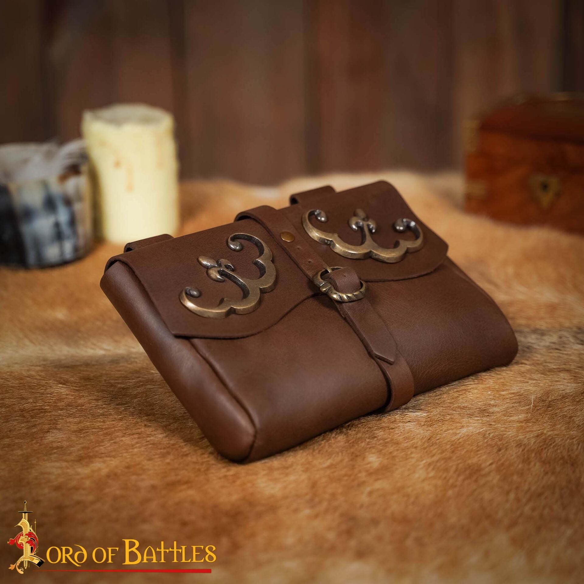 Imagen única de: Bolsa de cinturón medieval de cuero con adornos de latón