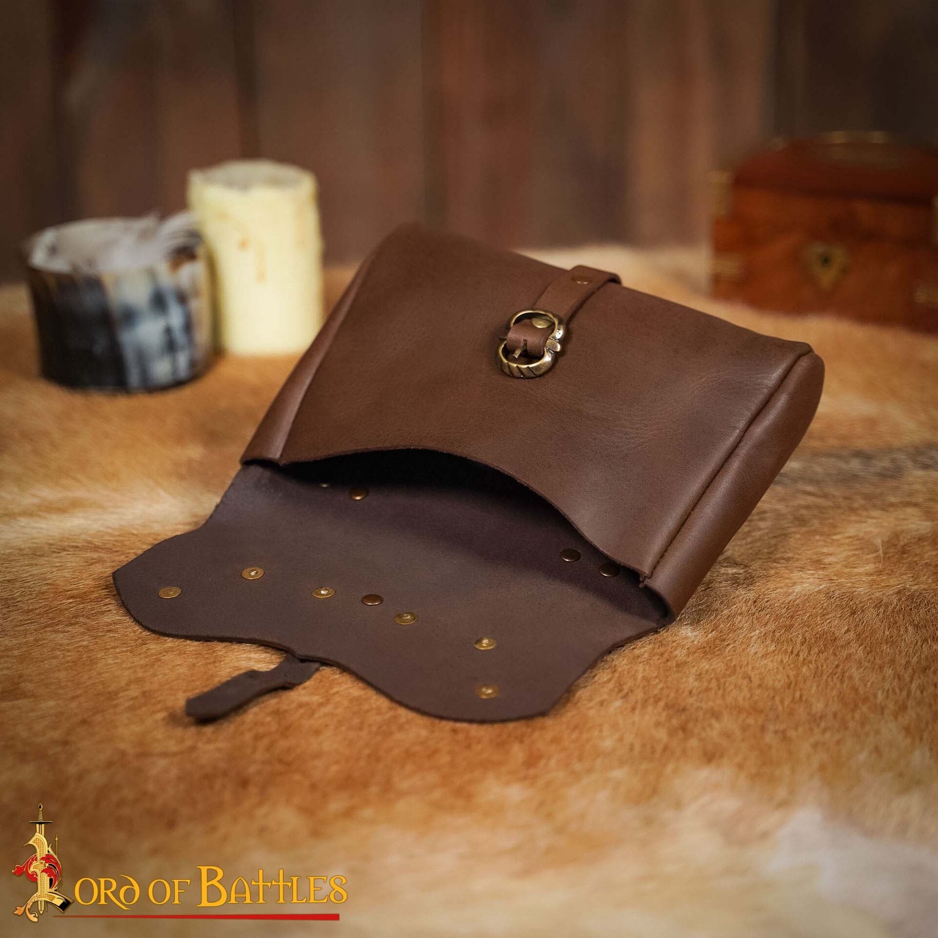 Imagen única de: Bolsa de cinturón medieval de cuero con adornos de latón