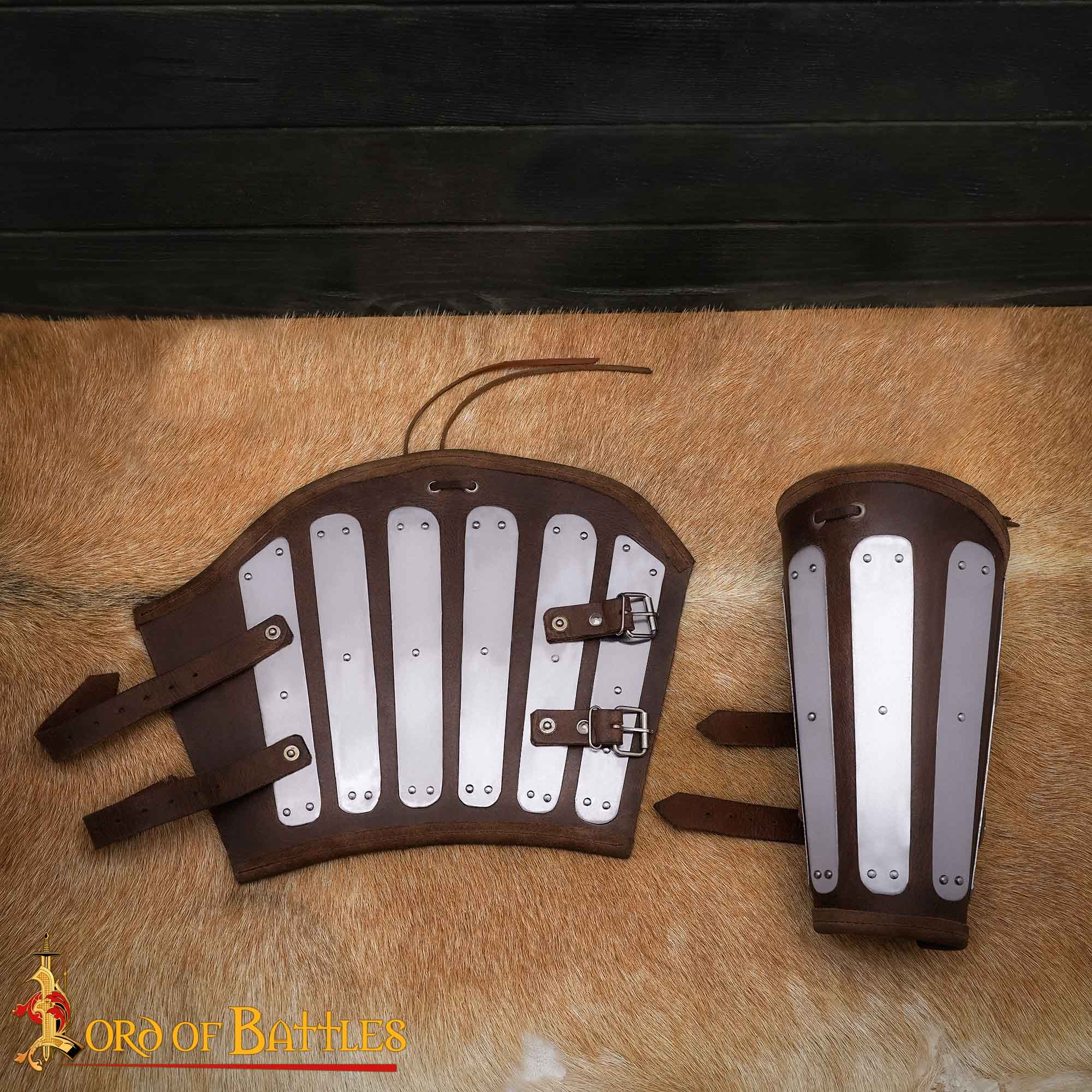 Vambreras medievales de cuero con placas de acero, ajustables - Marrón