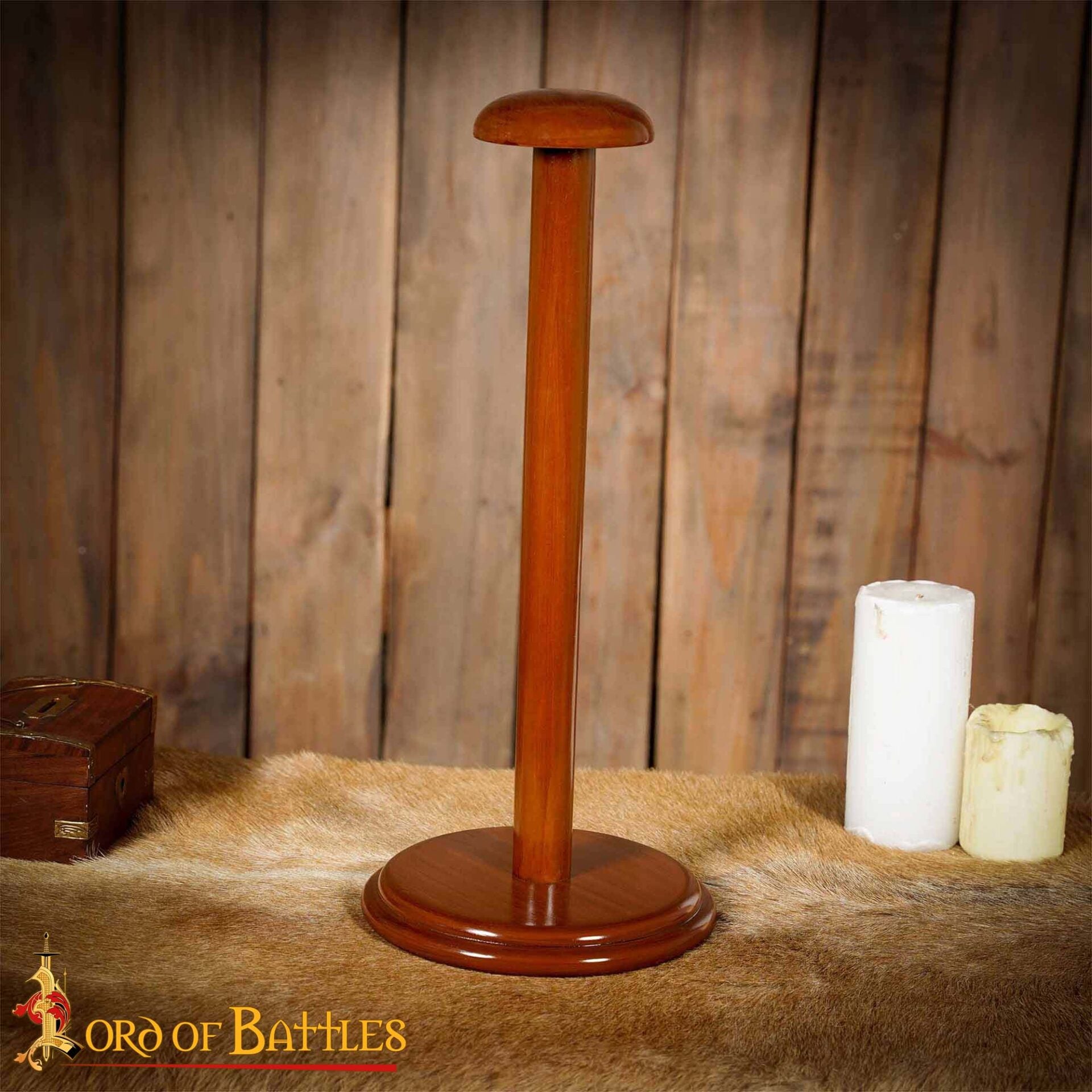 Imagen única de: Soporte para Casco Medieval de Madera - Acabado Nogal, Base Redonda