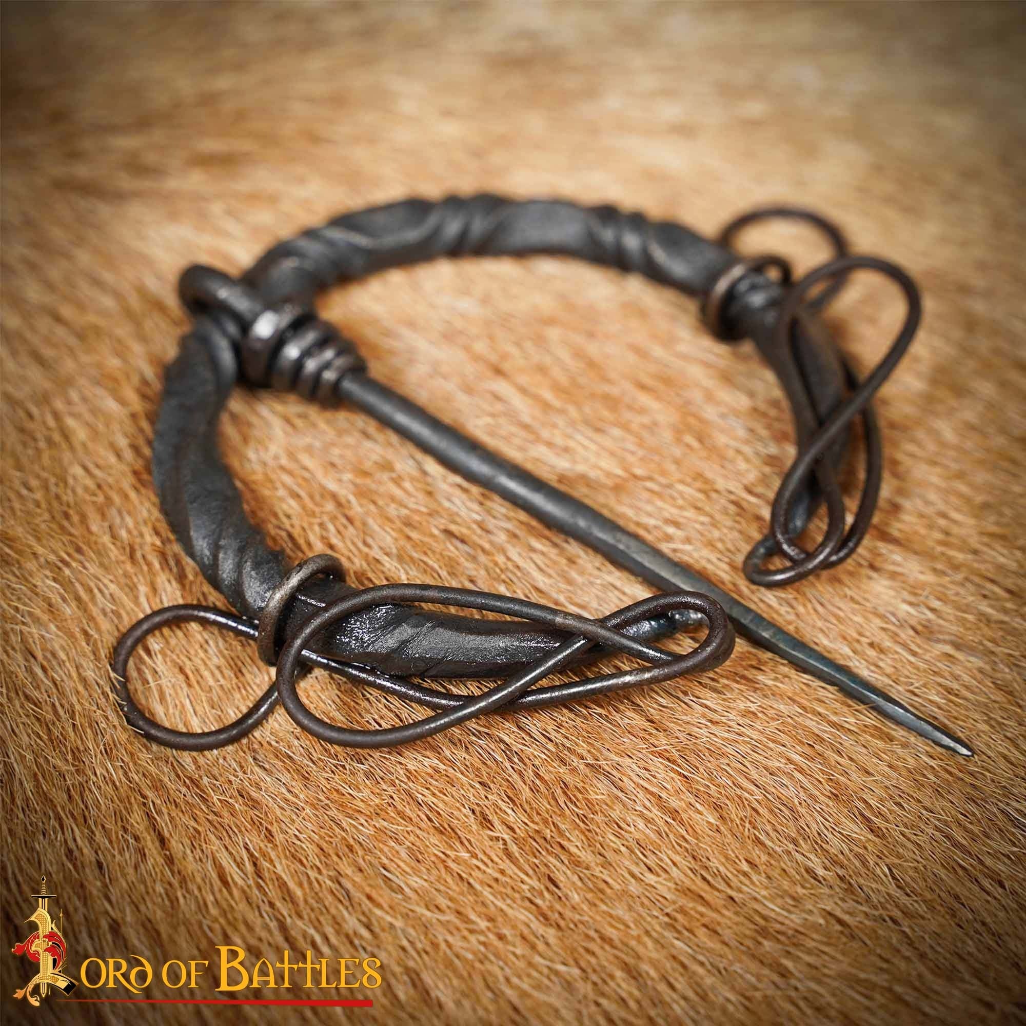 Broche penannular vikingo forjado a mano en hierro para manto medieval - imagen 20
