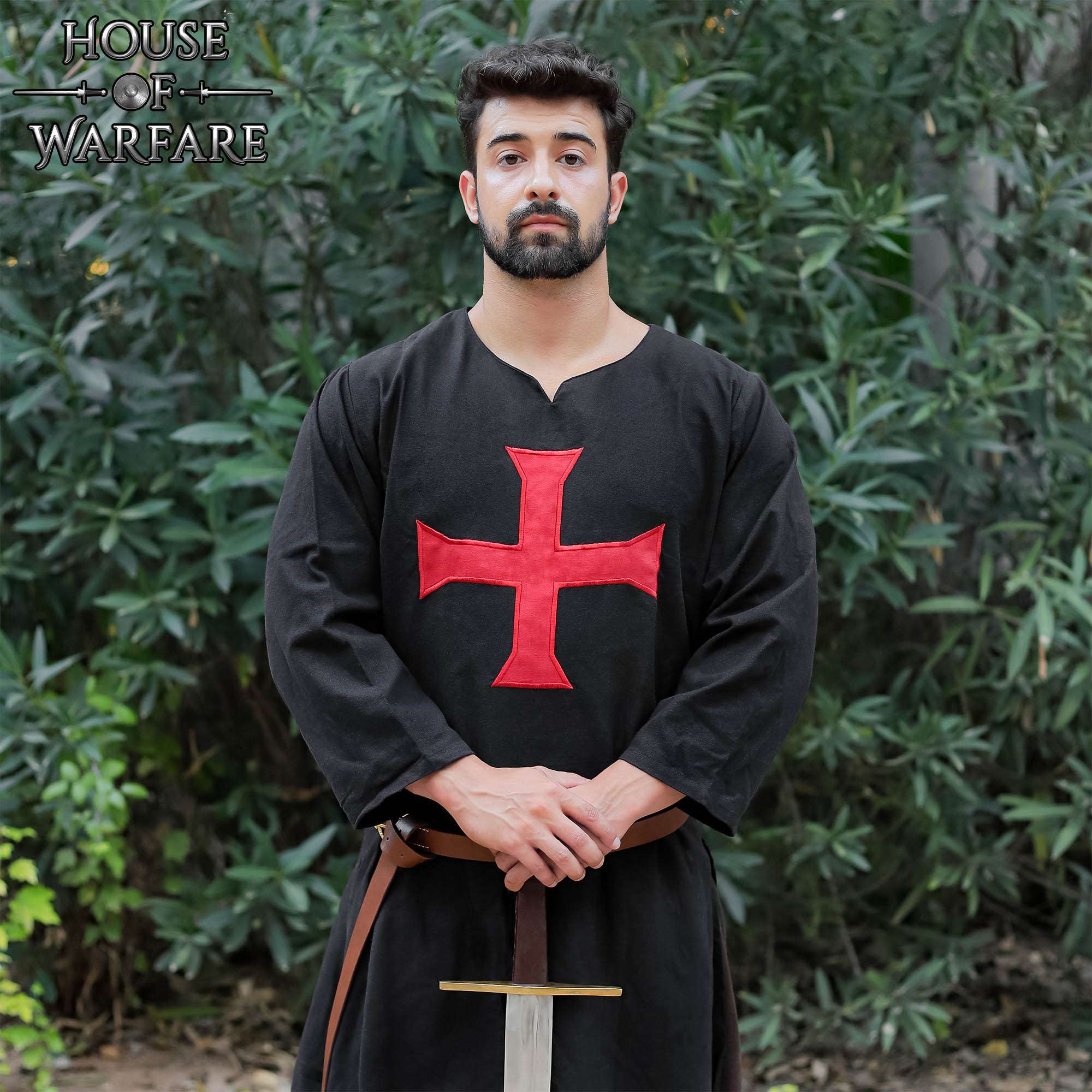 Túnica templaria negra con cruz roja