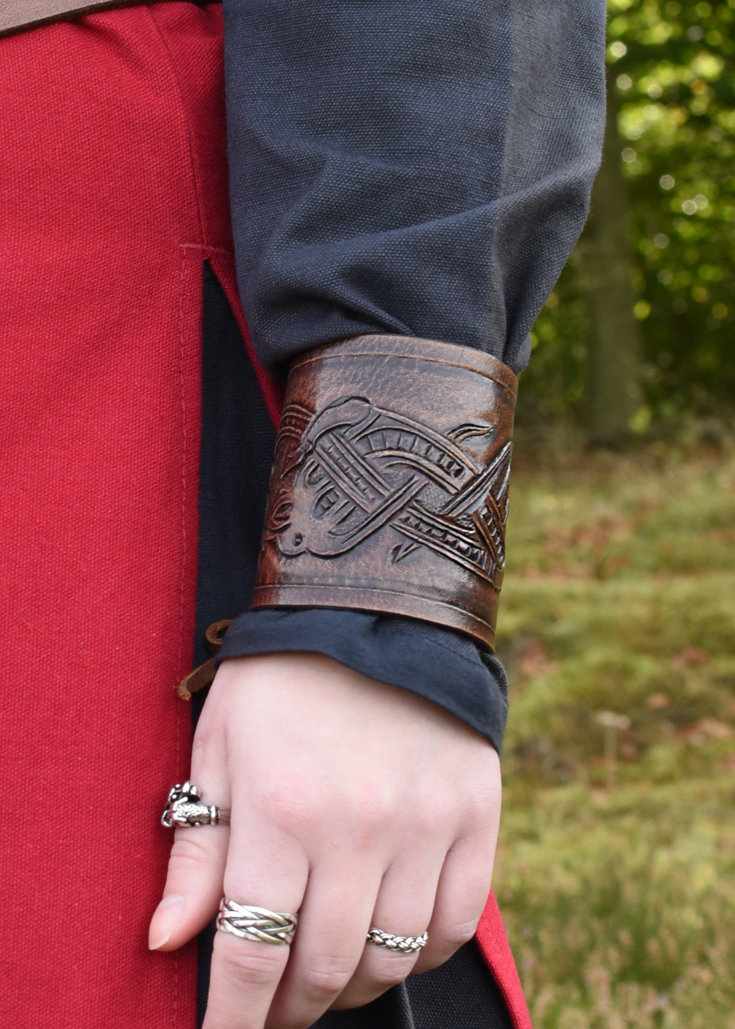 Imagen única de: Protectores De Brazos De Cuero Con Motivo De Dragón En Relieve, Estilo Gelatina, Marrón Oscuro