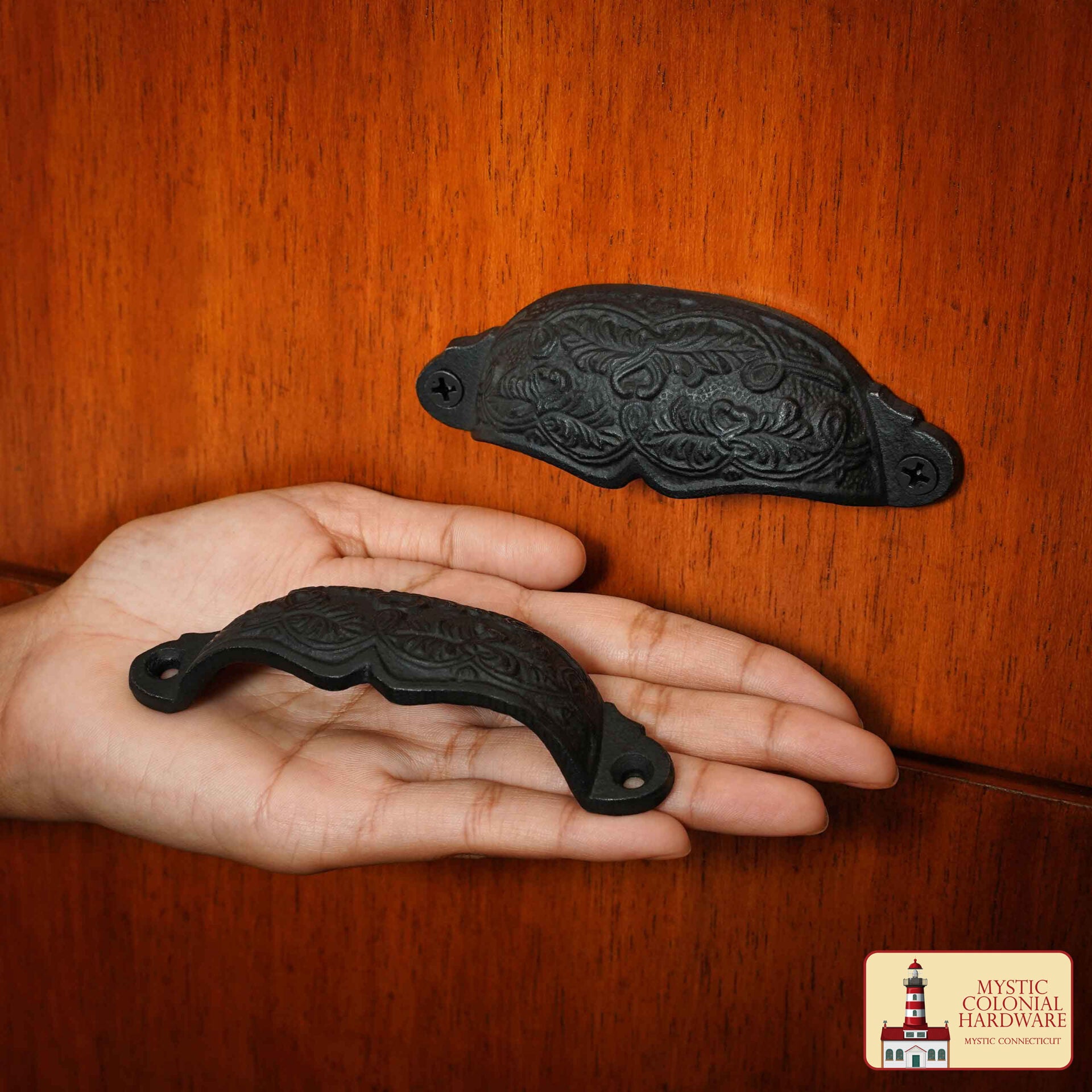 Imagen única de: Tiradores Rústicos de Hierro Fundido para Cajones Tiradores para Armarios: Ideales para Ambientes Victorianos, Coloniales, Retro, Steampunk, Góticos, Barrocos y Medievales, (10.5x3.5) Cm