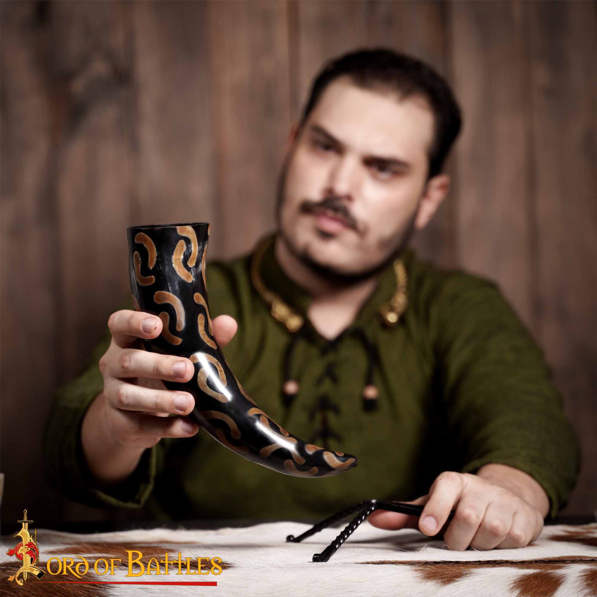 Imagen única de: Cuerno bebedor Charred Crescents 400–500 ml, hecho a mano en cuerno de buey