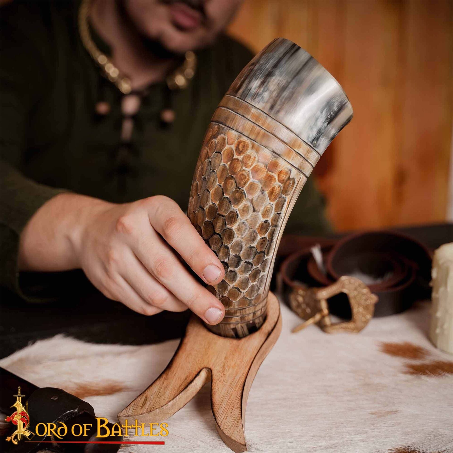 Imagen única de: Cuerno Vikingo Artesanal - Grabado Panal, 500-600 Ml
