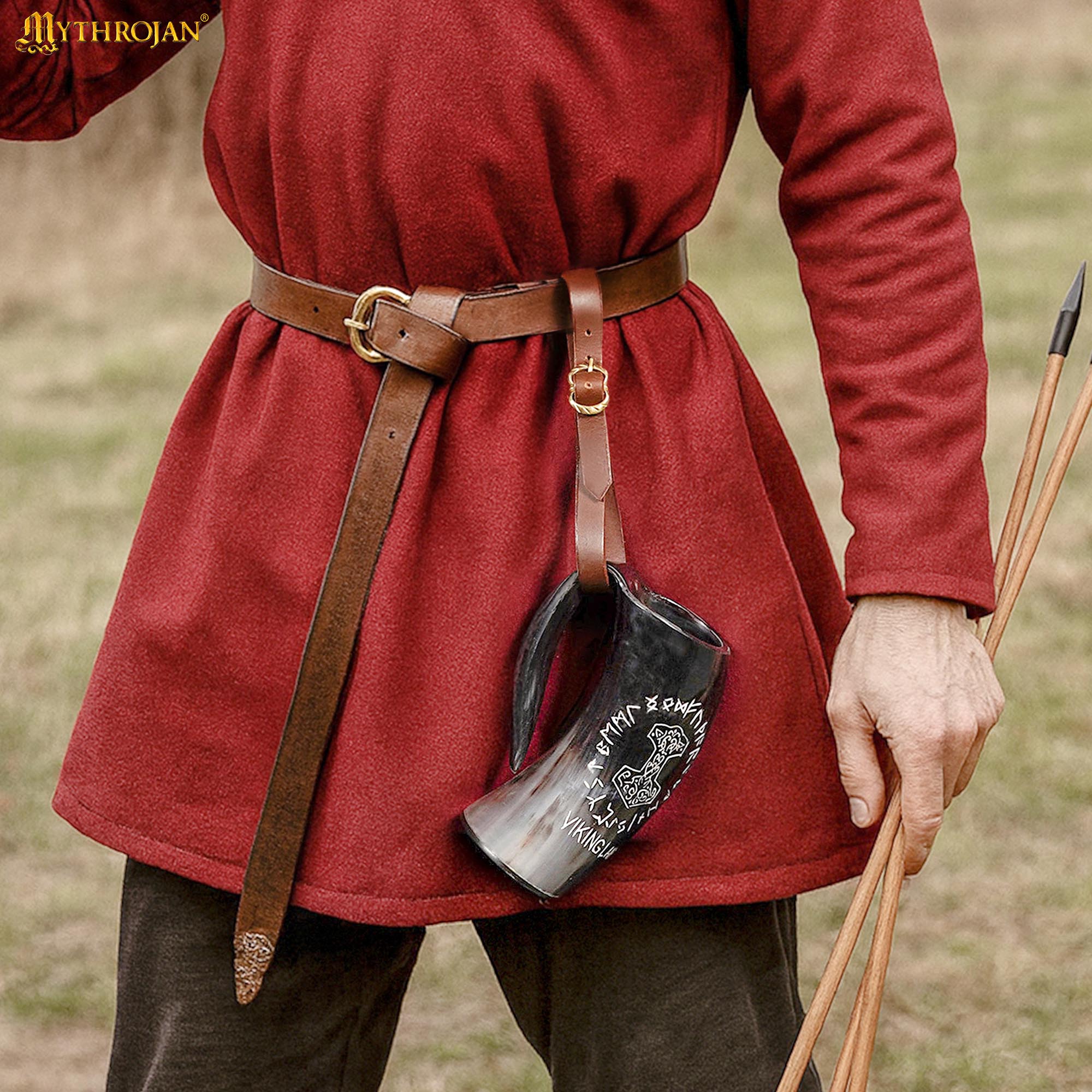 Imagen única de: Cuerno de beber Mjölnir con diseño rúnico y correa de cuero