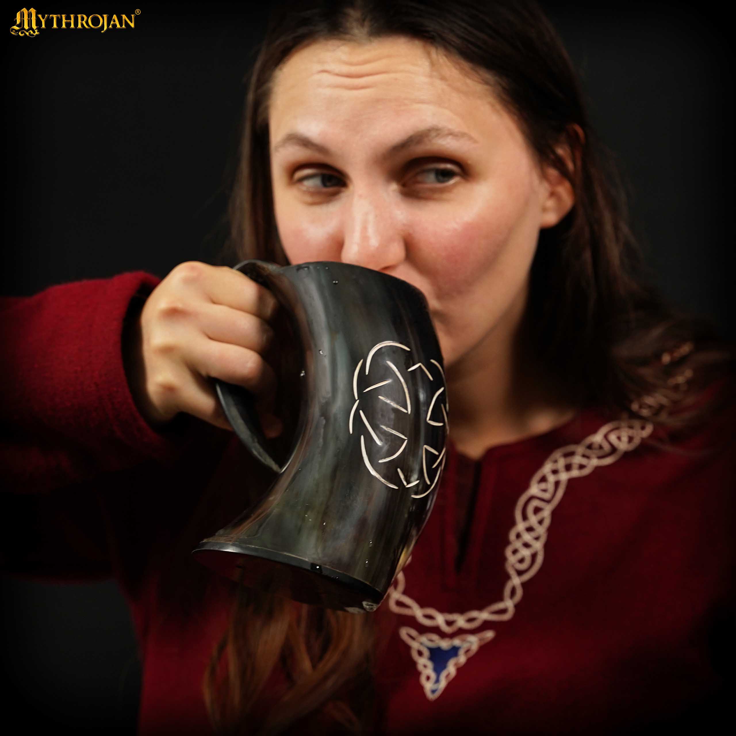 Cuerno vikingo para beber con grabado geométrico y correa de cuero - imagen 17