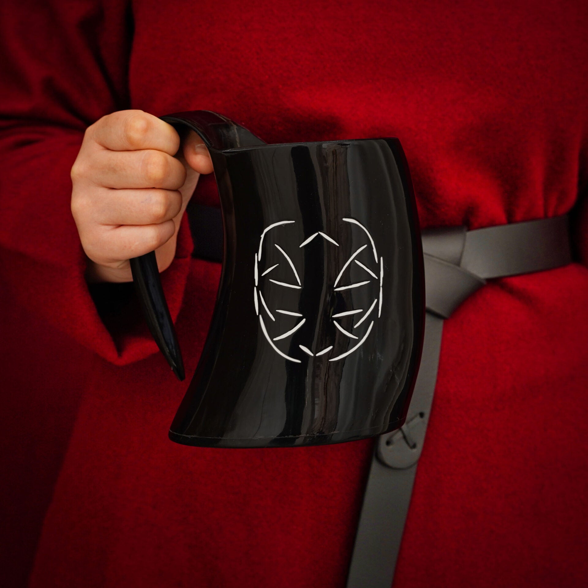 Cuerno vikingo para beber con grabado geométrico y correa de cuero - imagen 12