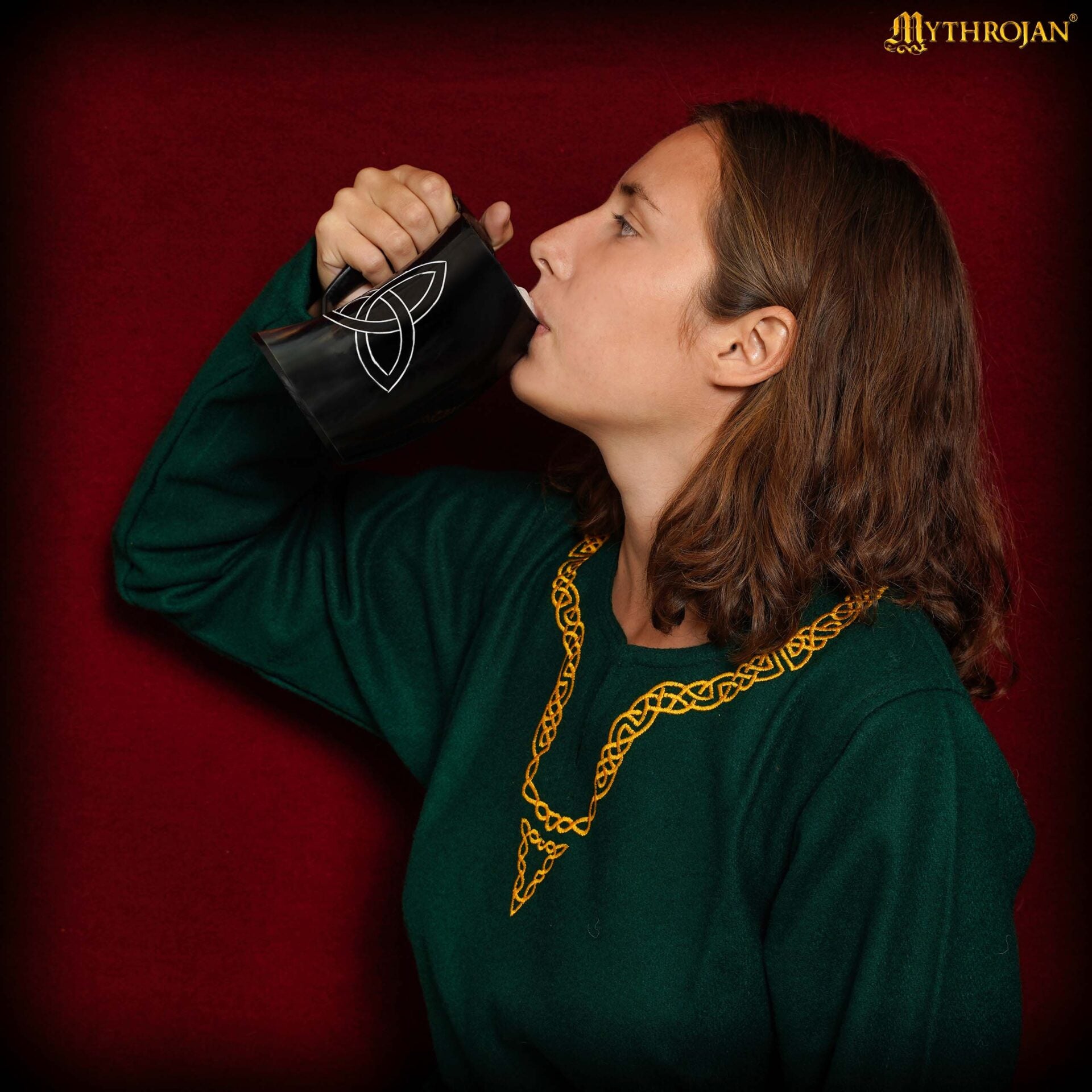 Jarra de cuerno de buey con nudo triquetra y funda de cuero - imagen 17