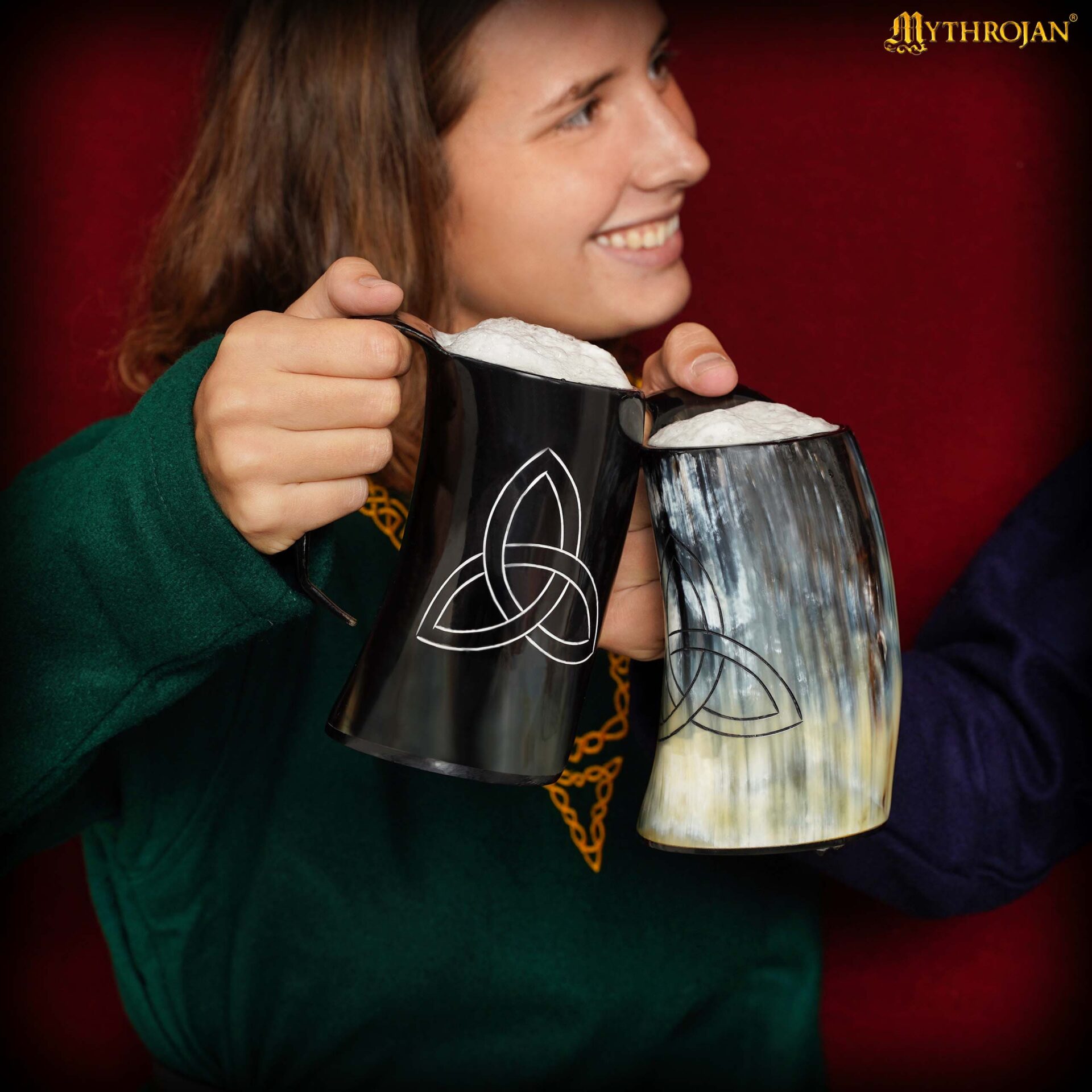 Jarra de cuerno de buey con nudo triquetra y funda de cuero - imagen 3