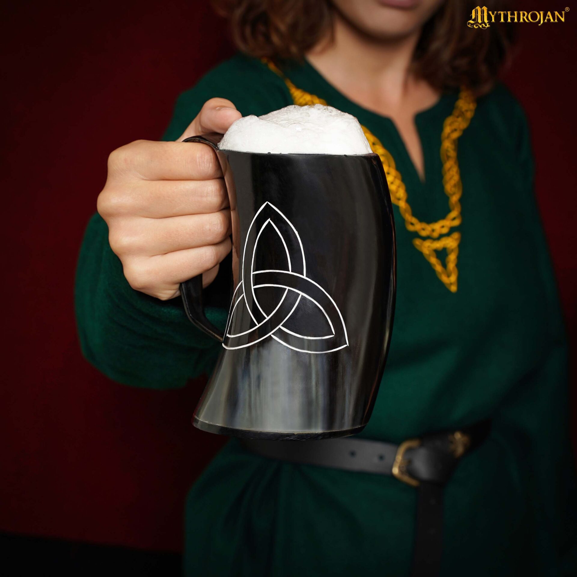 Jarra de cuerno de buey con nudo triquetra y funda de cuero