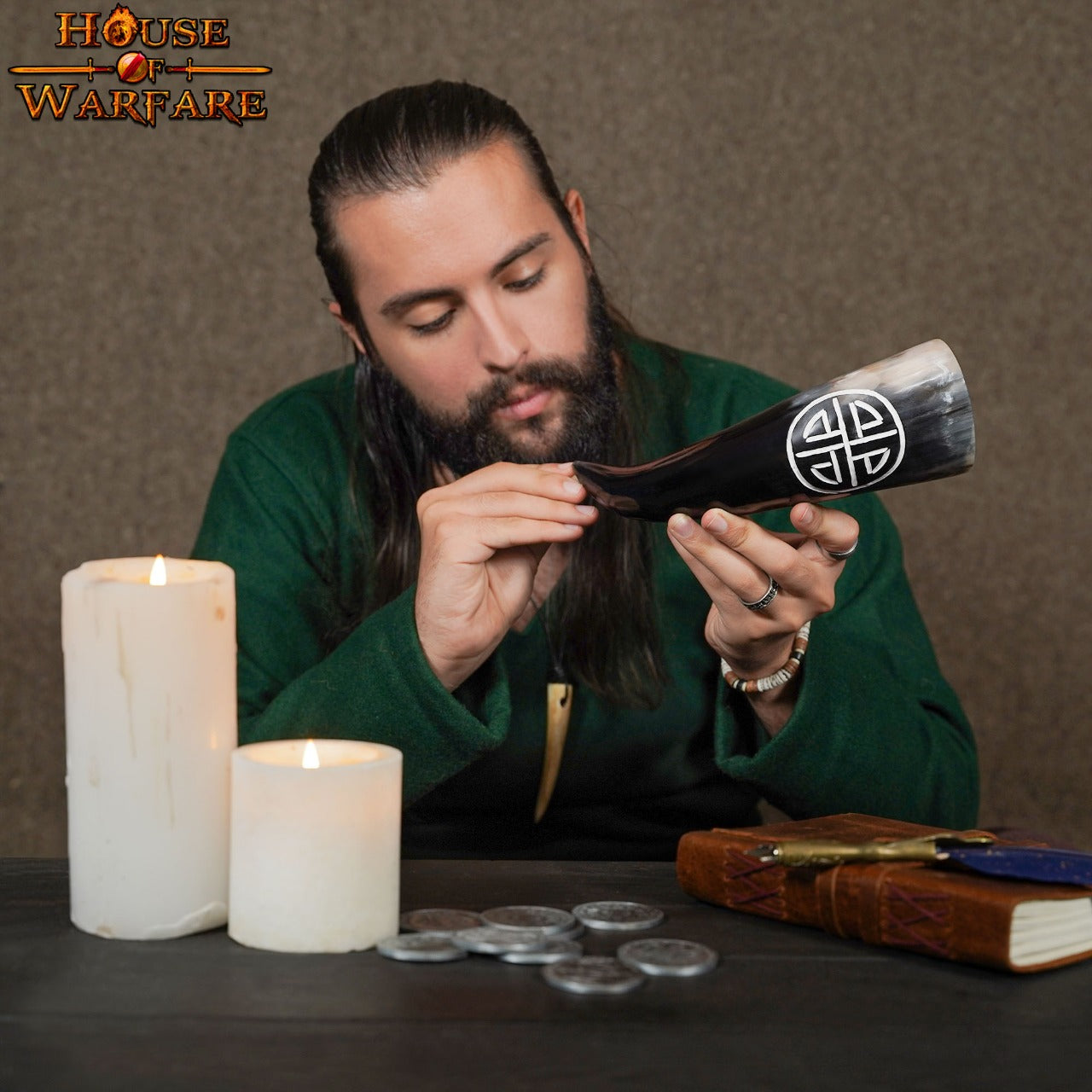 Imagen única de: Cuerno de beber vikingo 300–400 ml con Valknut tallado a mano
