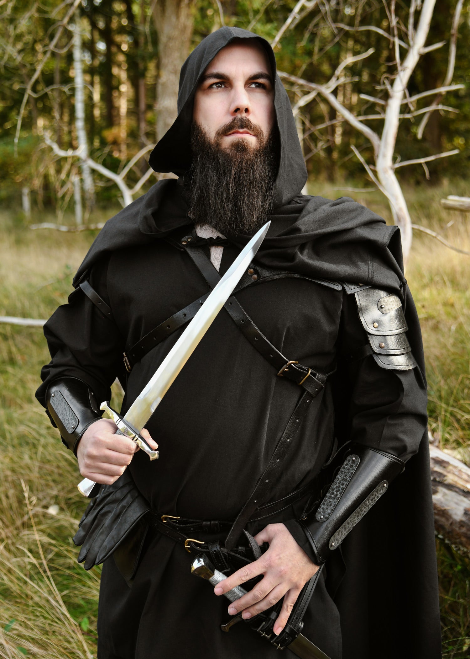 Imagen única de: Protectores De Brazos De Cuero Balor Con Detalles Metálicos, Negro