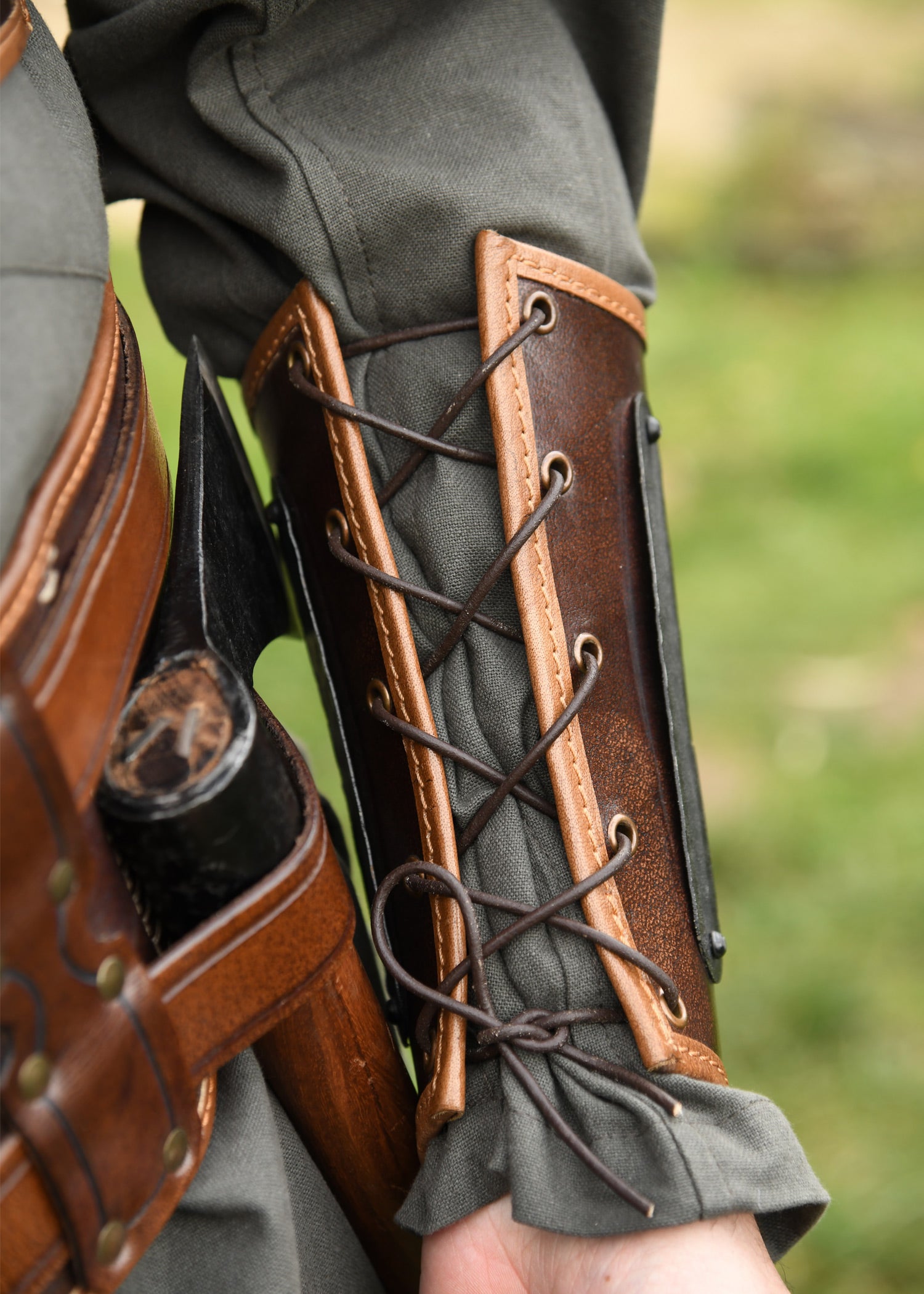 Imagen única de: Protectores De Brazos De Cuero Arnulf Con Detalles Metálicos, Marrón