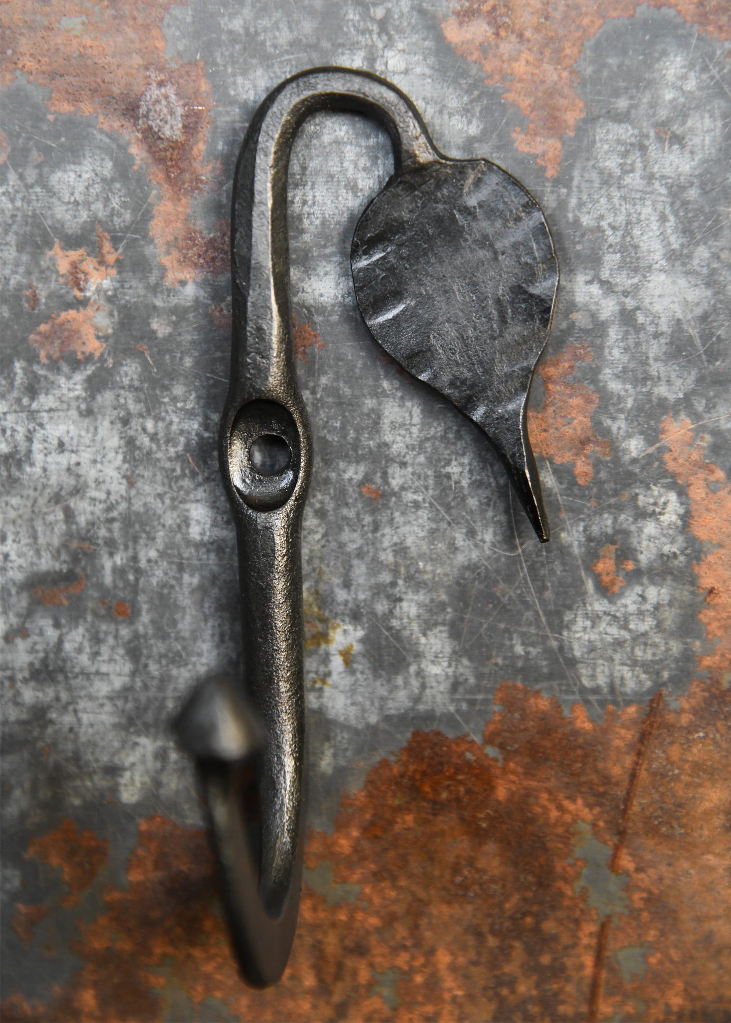 Imagen única de: Gancho De Pared Forjado Con Hoja, De Unos 10 Cm De Altura.