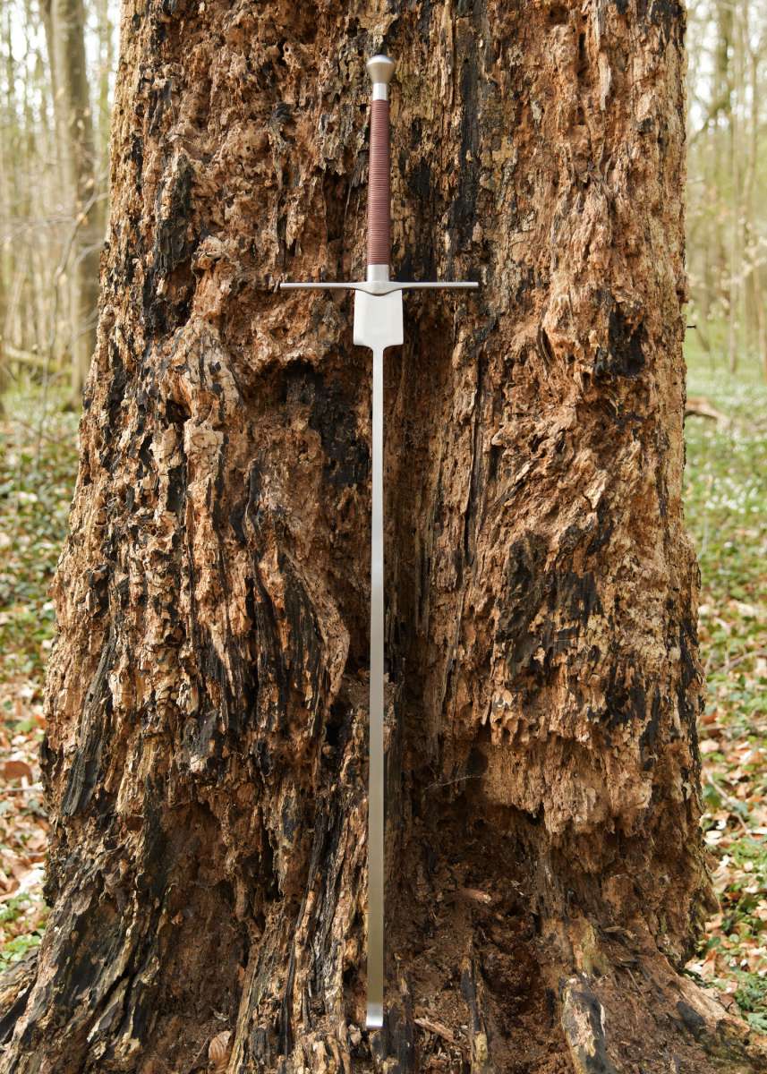 Hanwei Federschwert - detalle hoja flexible con punta enrollada clavada en madera
