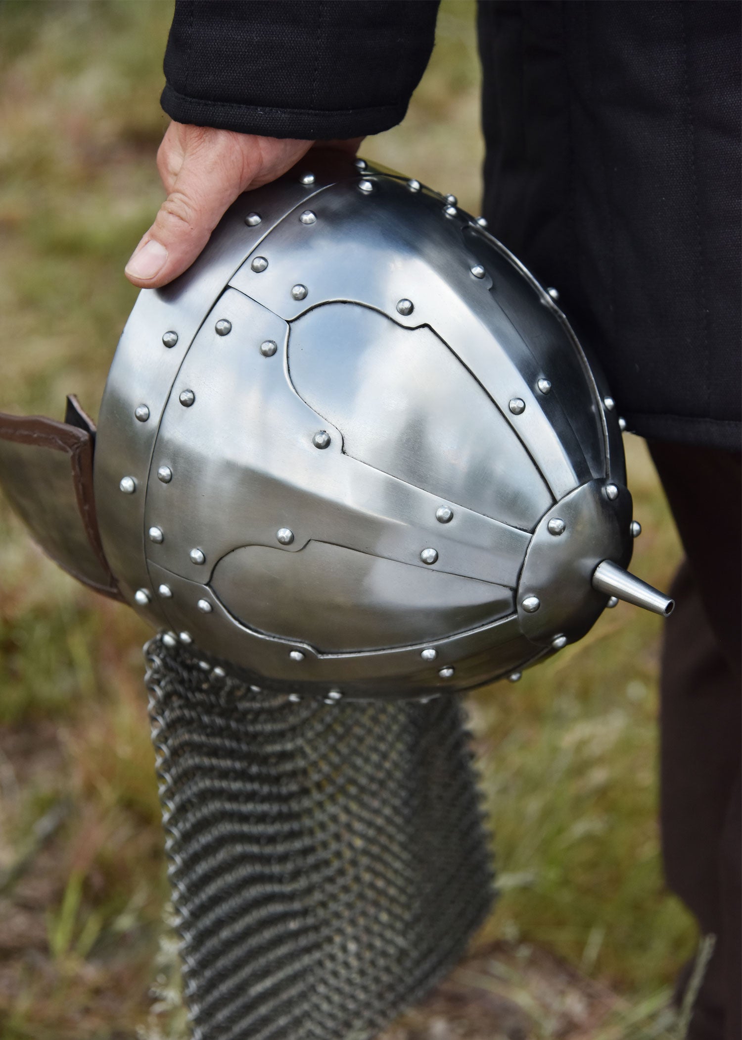 Imagen única de: Spangenhelm Con Aletas Para Las Mejillas Y Fuente, Acero De 2 Mm