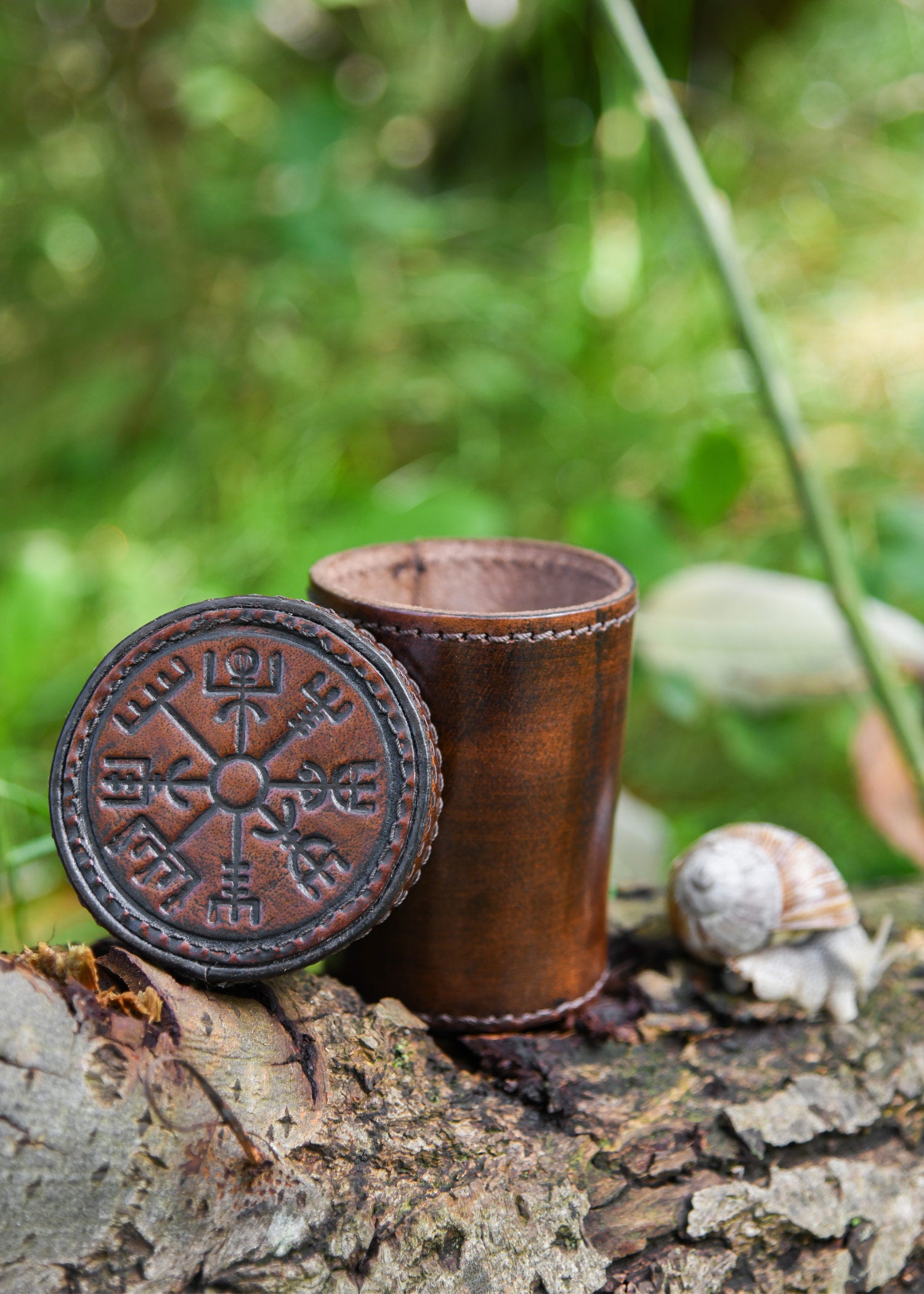 Imagen única de: Cubito De Cuero Con Tapa, Grabado Vegvisir, Marrón
